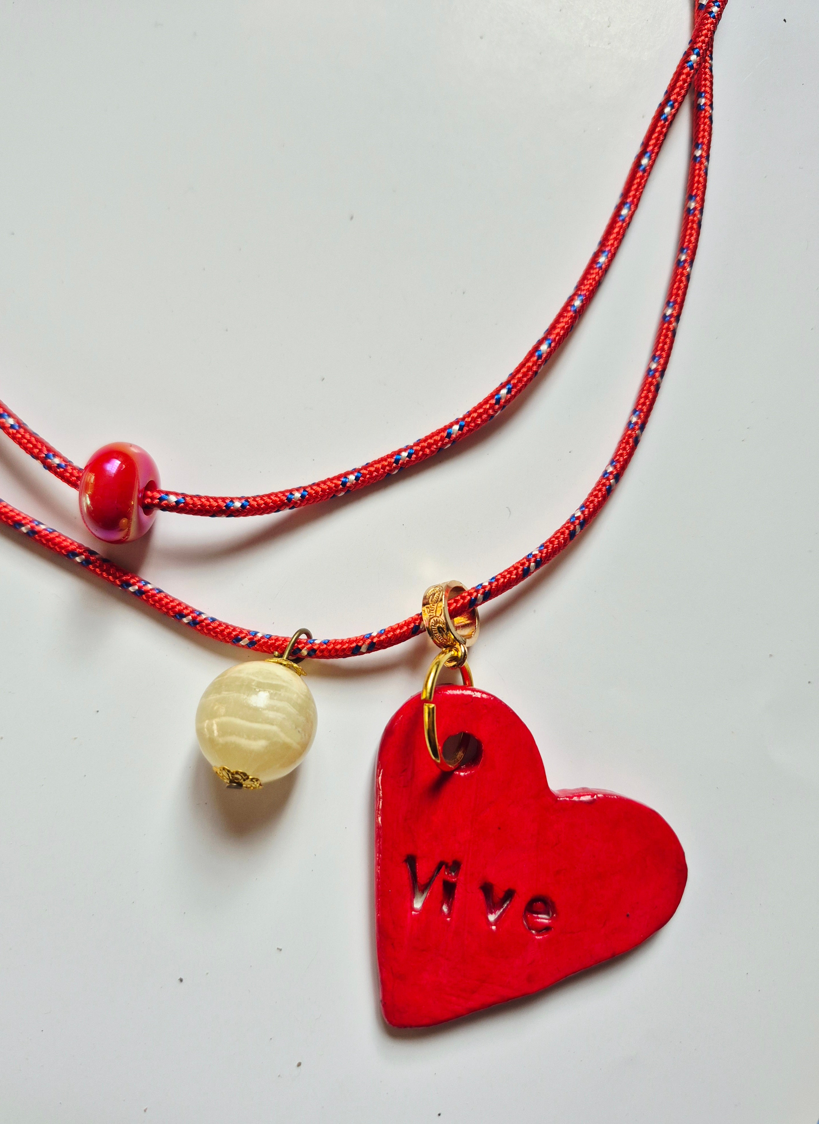 Collar Corazón Rojo de Arcilla Pintado a Mano