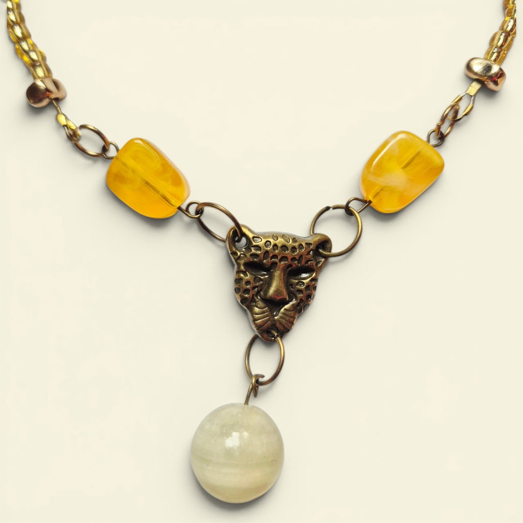 Collar Amarillo de Mostacillas con Tigre de Metal
