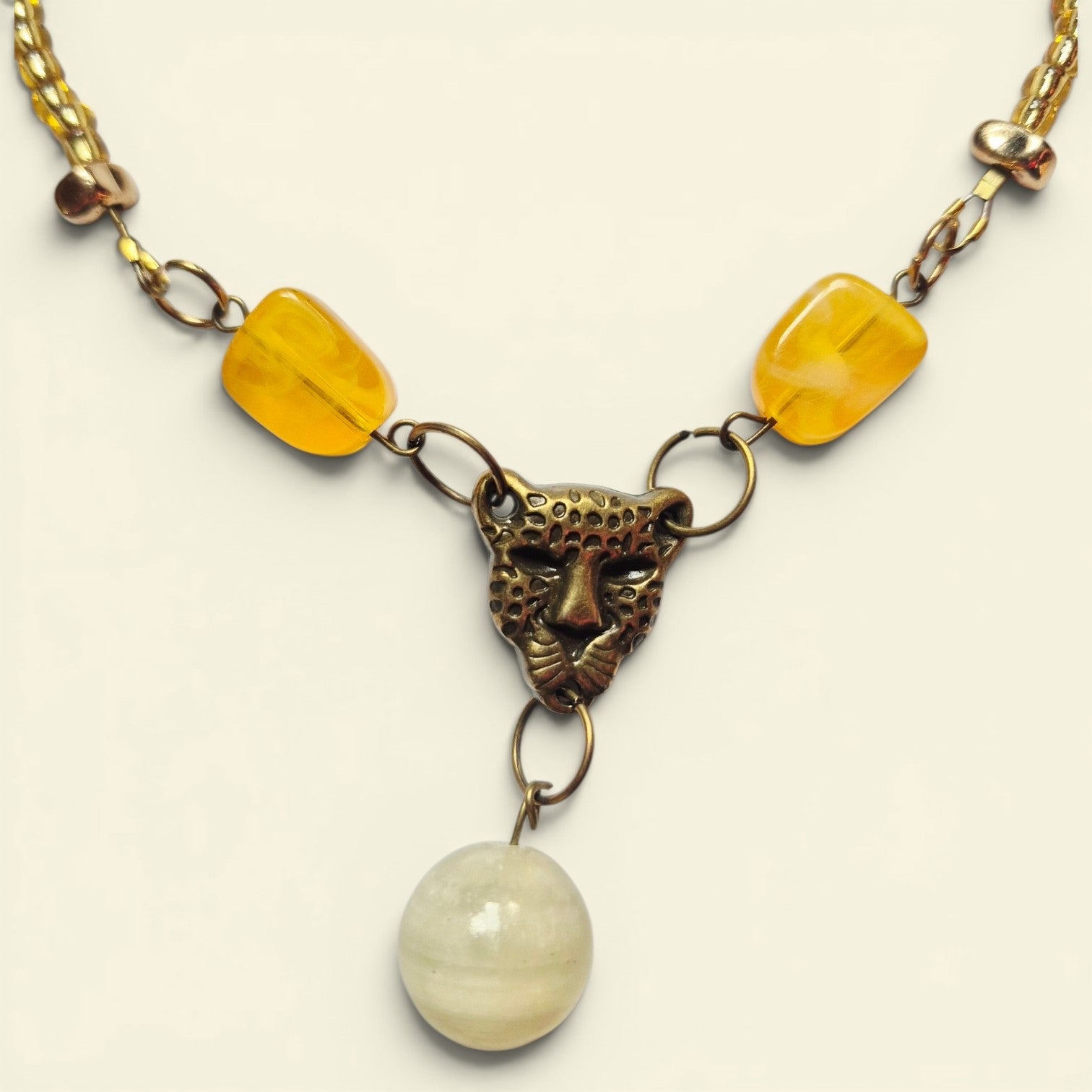 Collar Amarillo de Mostacillas con Tigre de Metal