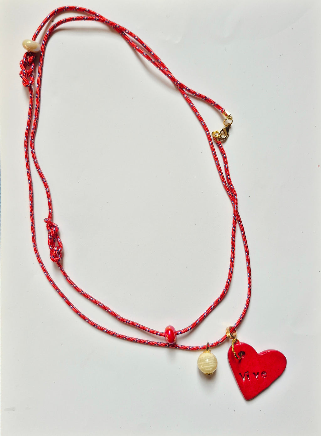 Collar Corazón Rojo de Arcilla Pintado a Mano