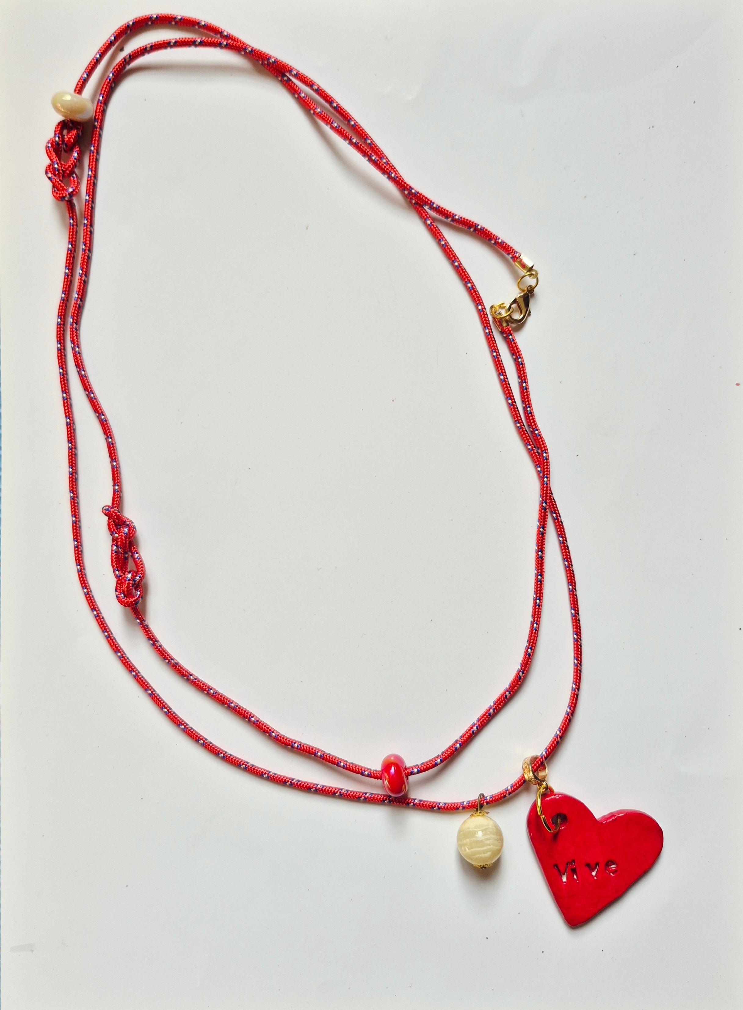 Collar Corazón Rojo de Arcilla Pintado a Mano
