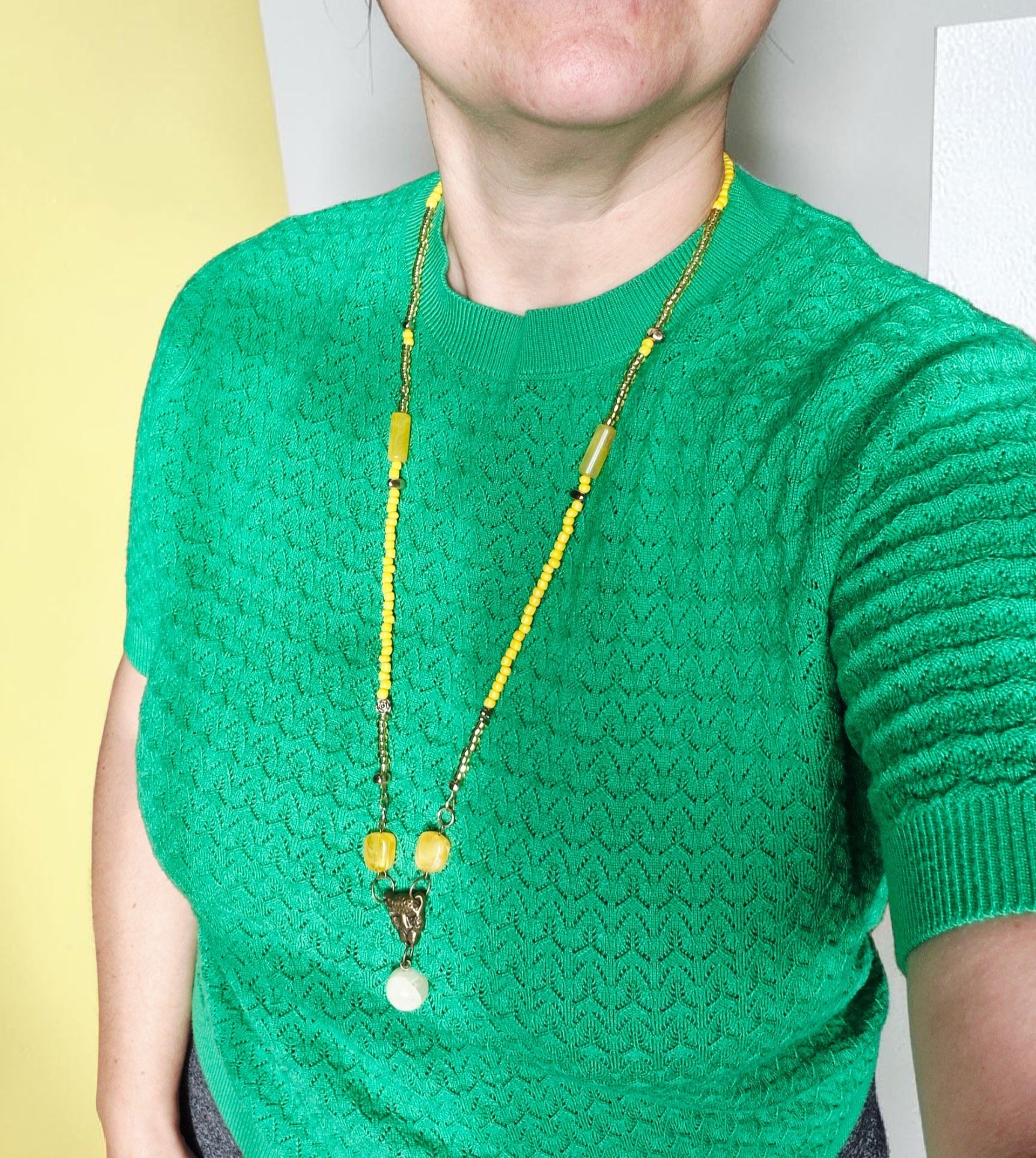 Collar Amarillo de Mostacillas con Tigre de Metal