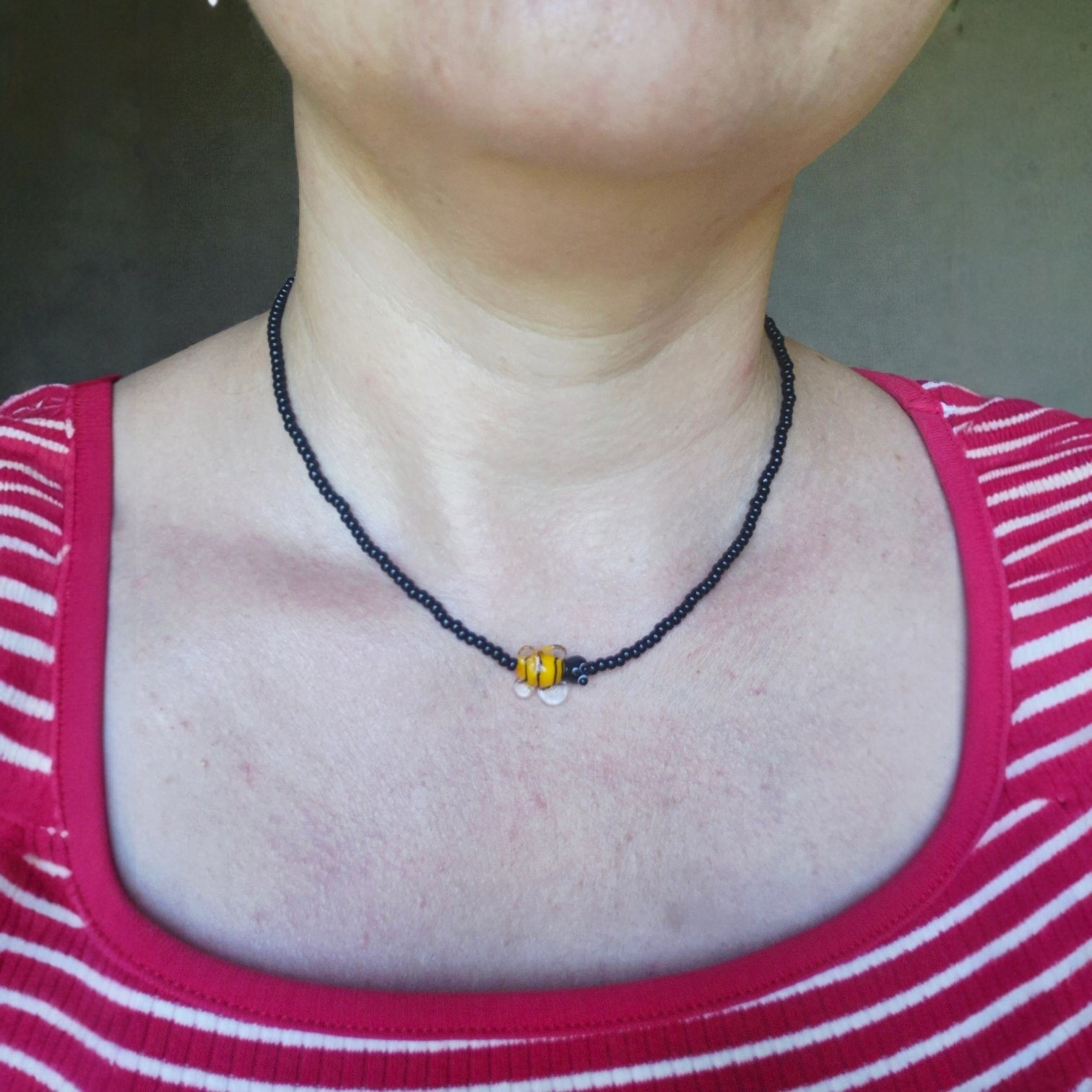 Collar Corto de Cristales Checos Negros con Abejita de Vidrio