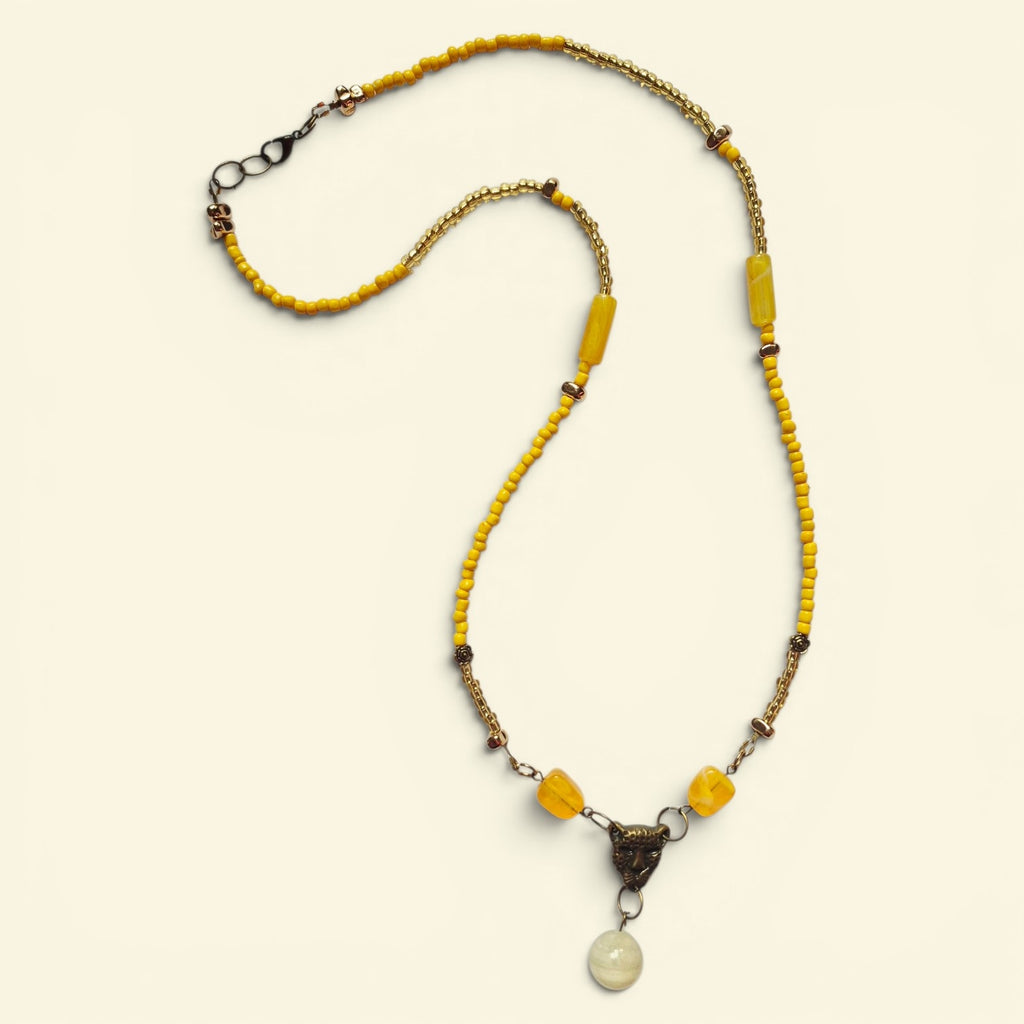 Collar Amarillo de Mostacillas con Tigre de Metal