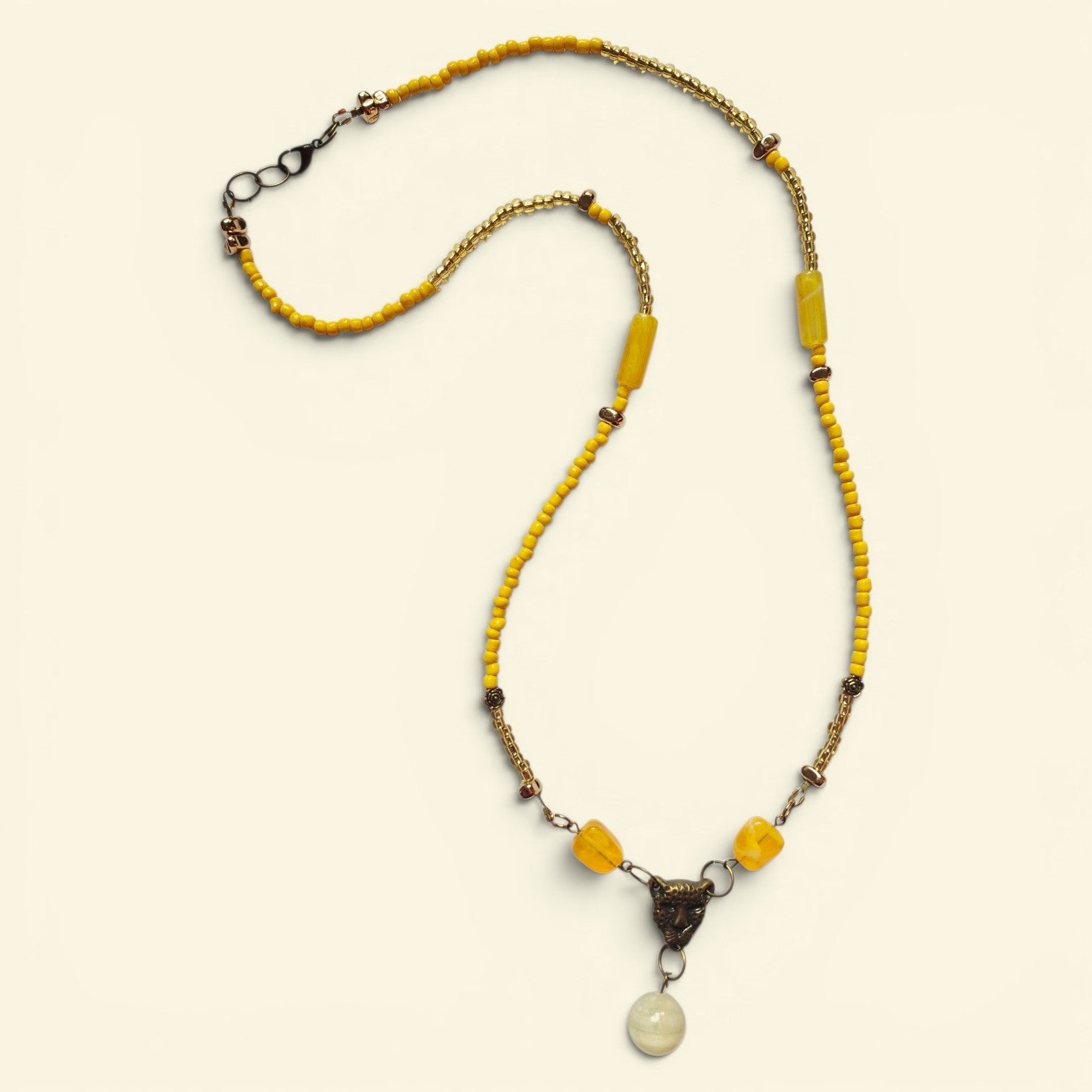 Collar Amarillo de Mostacillas con Tigre de Metal