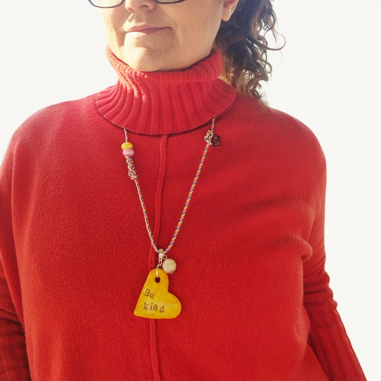 Collar Corazón "Be Kind" Pintado a Mano
