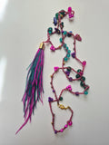 Collar tejido a crochet con mostacillas y plumas turquesa y fucsia