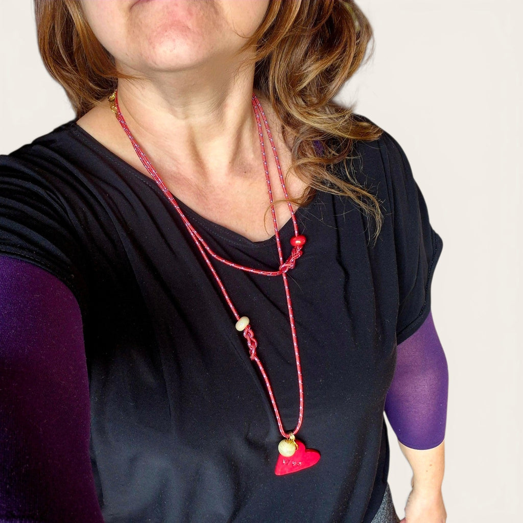 Collar Corazón Rojo de Arcilla Pintado a Mano