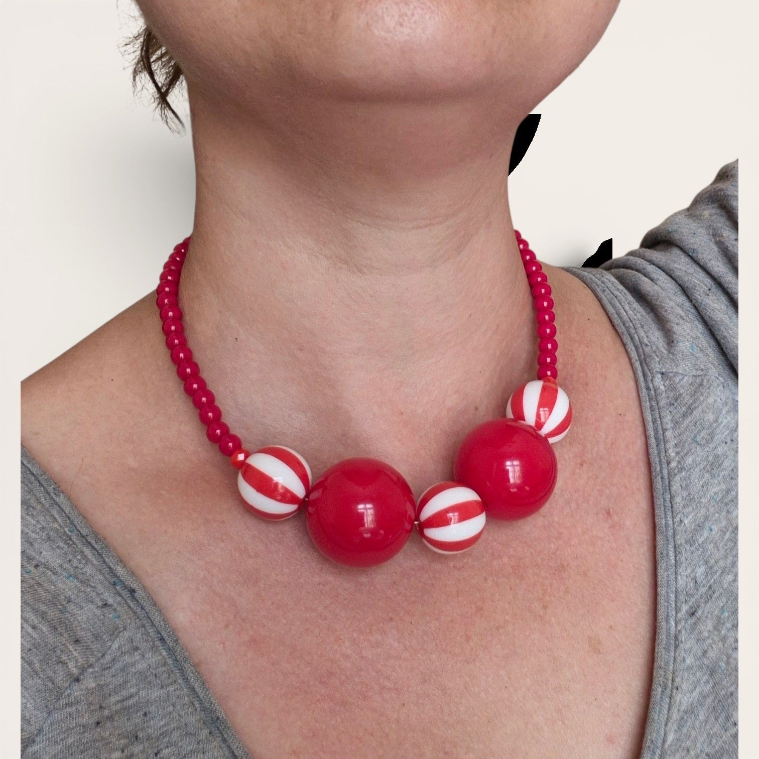 Collar bolas rojas