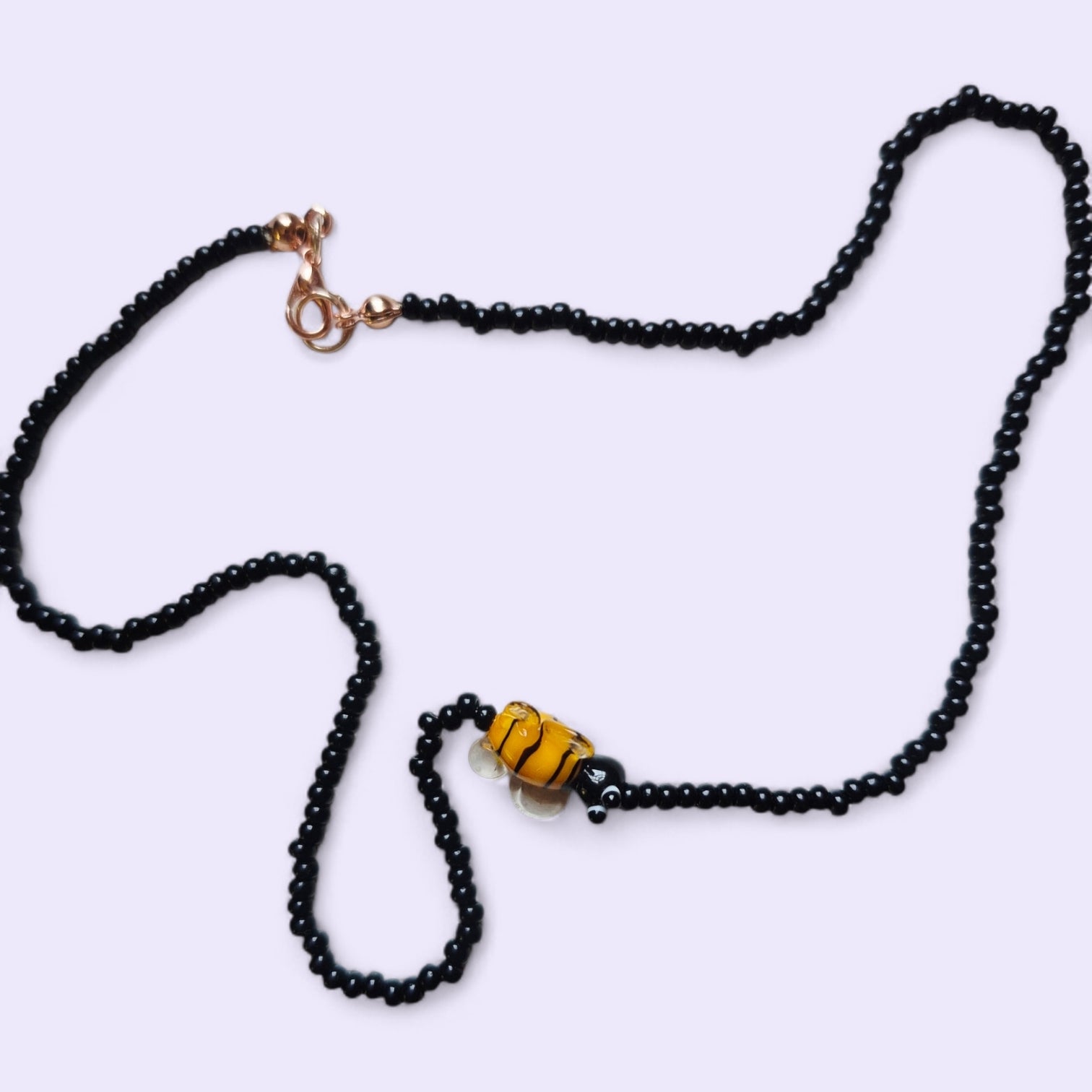 Collar Corto de Cristales Checos Negros con Abejita de Vidrio
