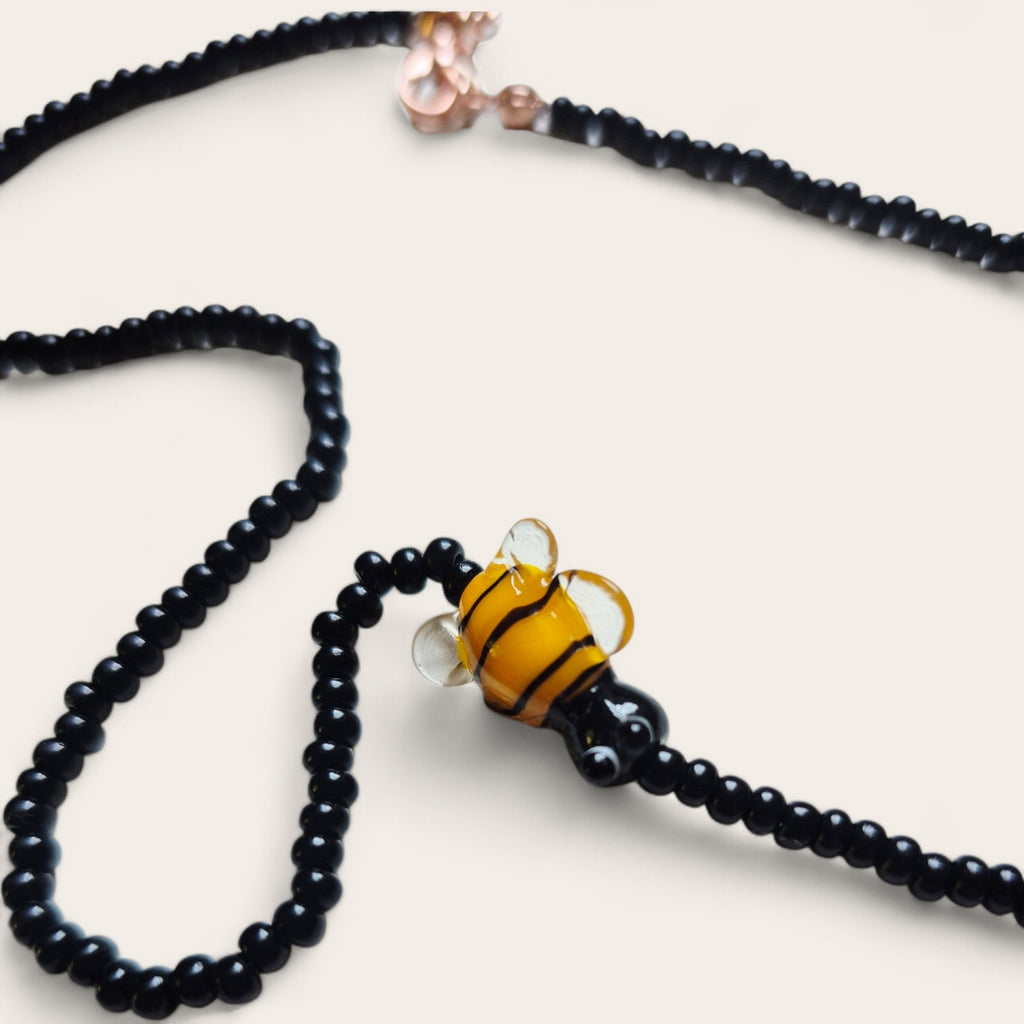 Collar Corto de Cristales Checos Negros con Abejita de Vidrio
