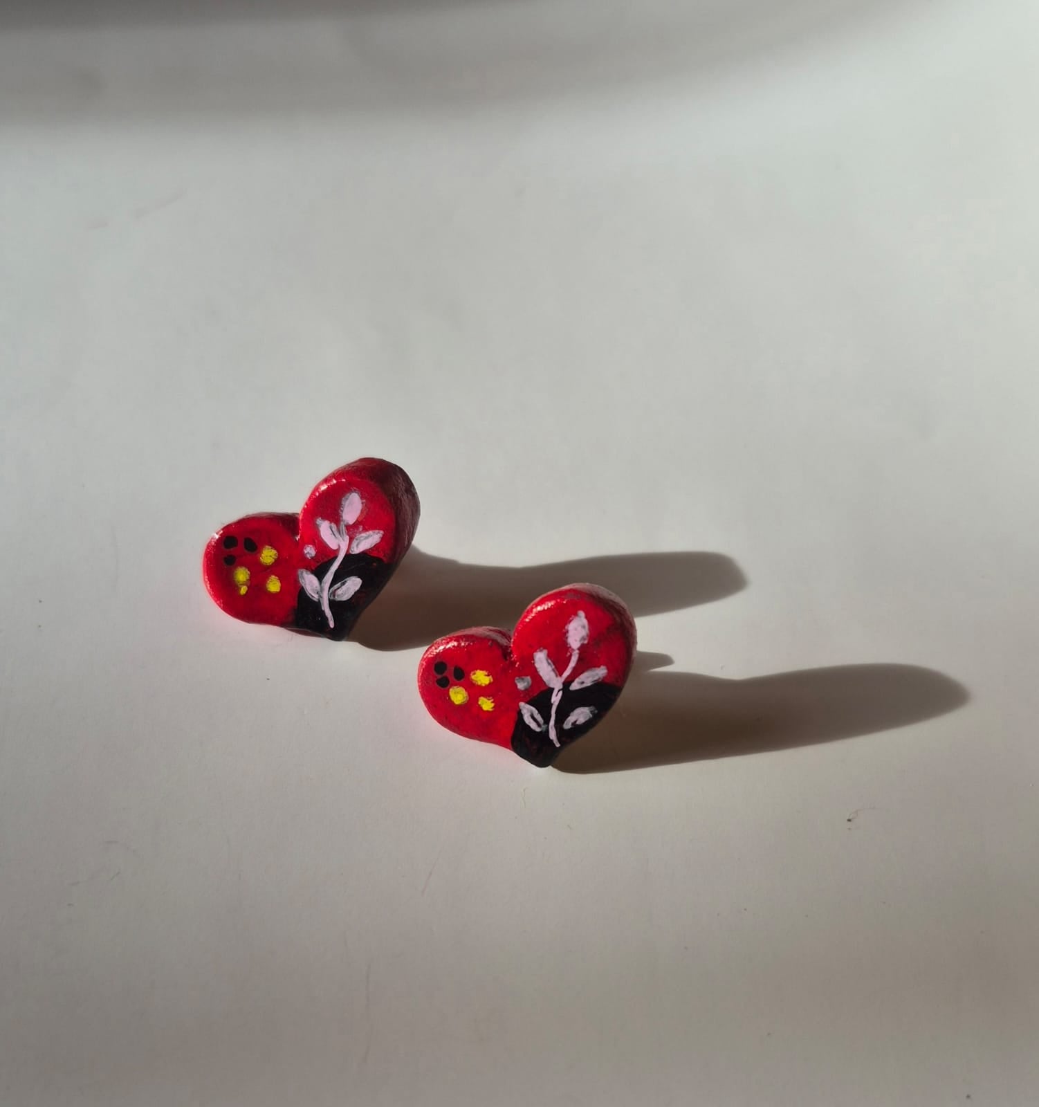 Aros Corazón de Arcilla Pintados a Mano | Base de Acero Inoxidable