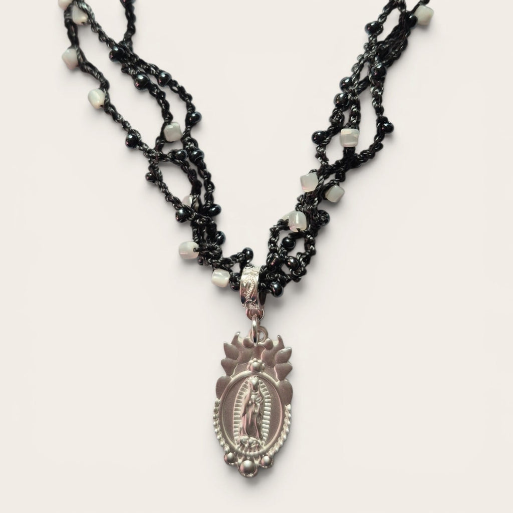 Collar Artesanal Tejido a Crochet con Mostacillas y Medalla de la Virgen Plateada