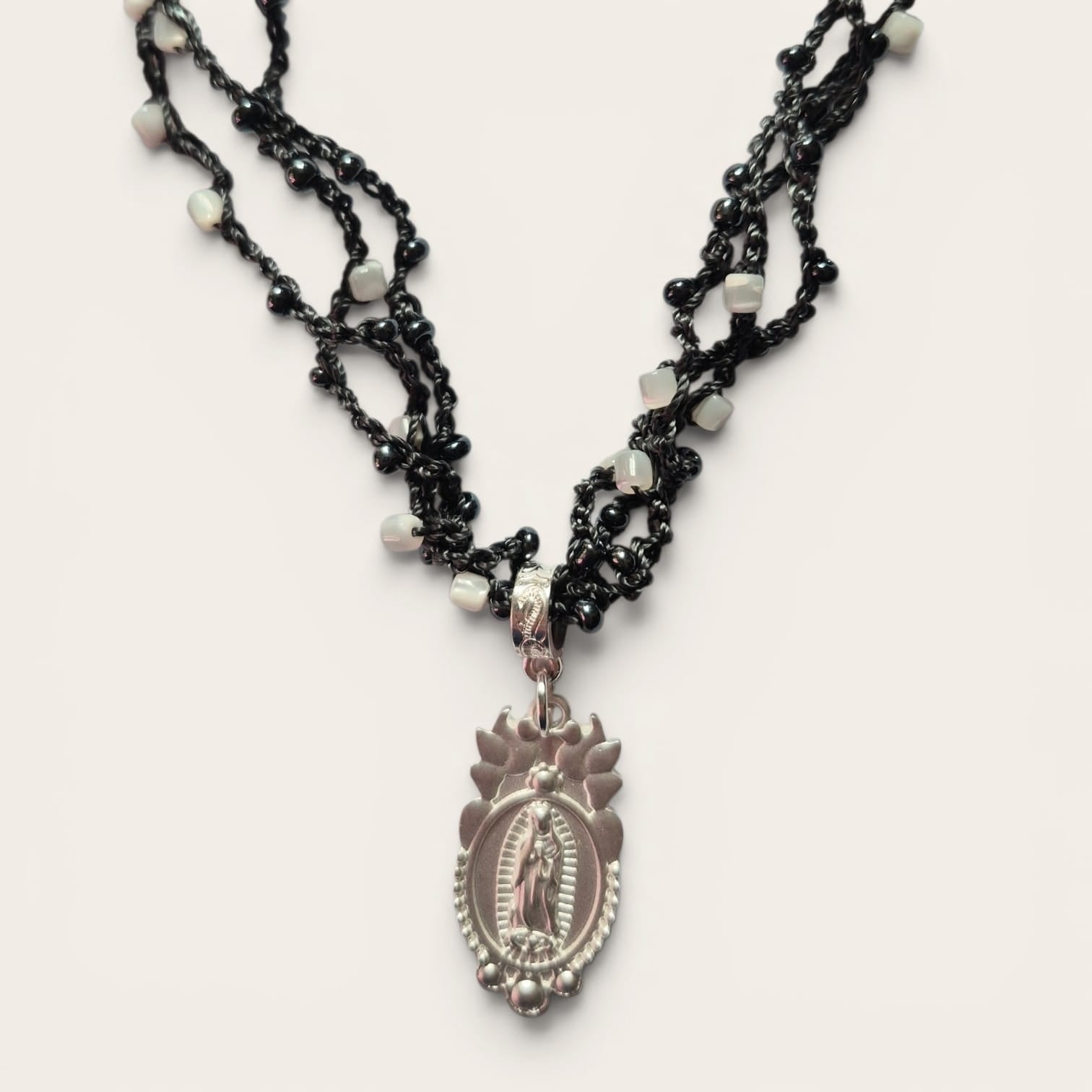 Collar Artesanal Tejido a Crochet con Mostacillas y Medalla de la Virgen Plateada